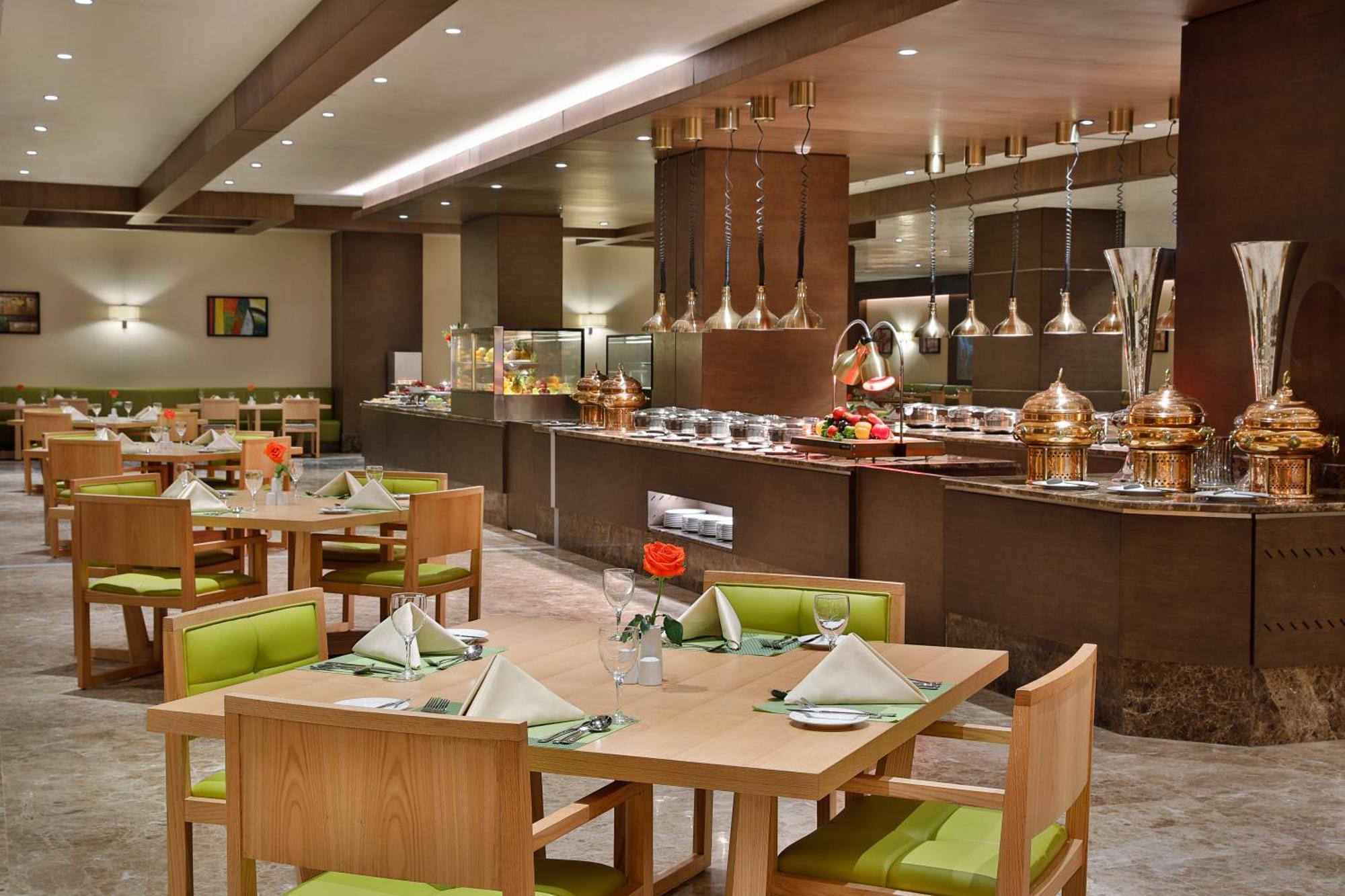 فندق فور بوينتس من شيراتون مكة النسيم المظهر الخارجي الصورة A restaurant in Riyadh, Saudi Arabia.